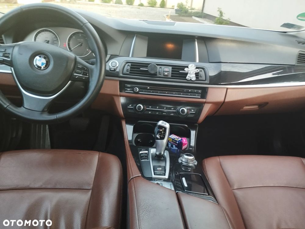 BMW Seria 5 525d Touring - 11