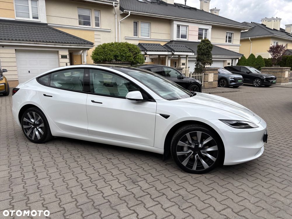 Tesla Model 3 - 4