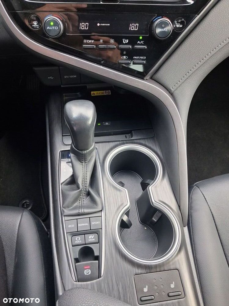 Toyota Camry 2.5 Hybrid Executive CVT - 14