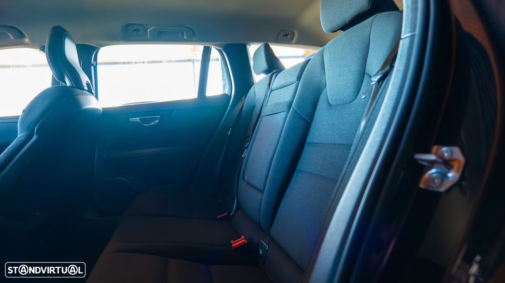 Volvo V60 2.0 D4 Momentum Geartronic - 23