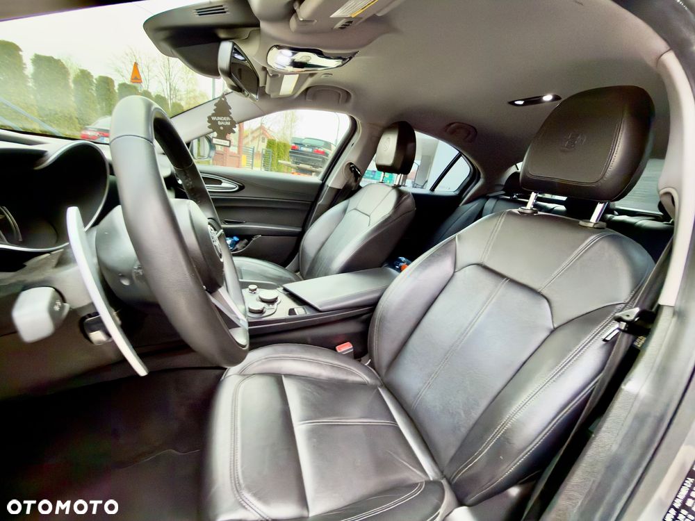 Alfa Romeo Giulia 2.0 Turbo 16V AT8-Q4 Ti - 14