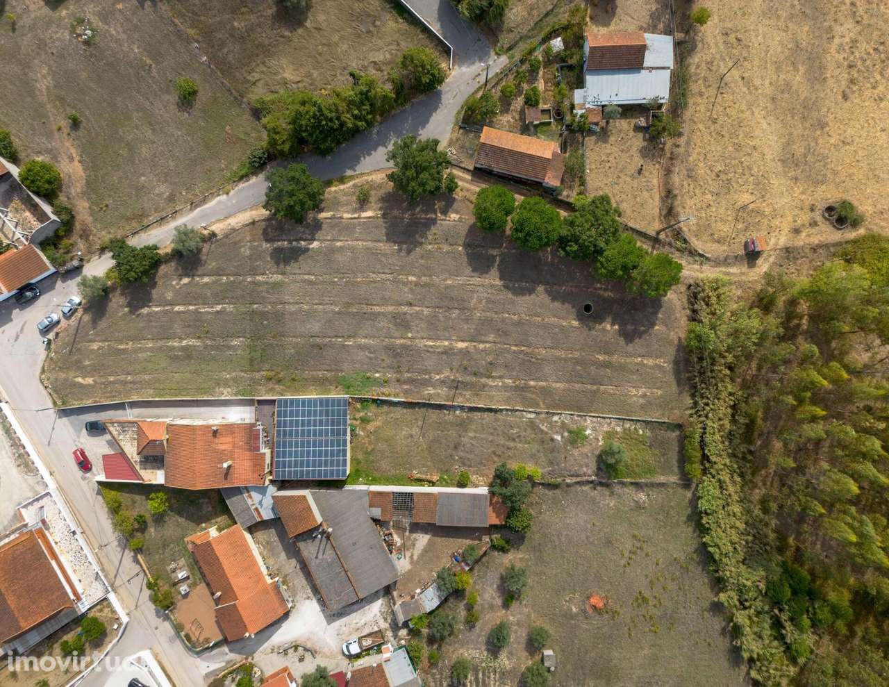 Terreno com projeto aprovado para moradia e anexos com piscina de arei - Grande imagem: 3/15