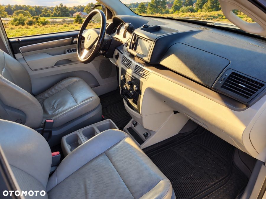Volkswagen Routan - 11