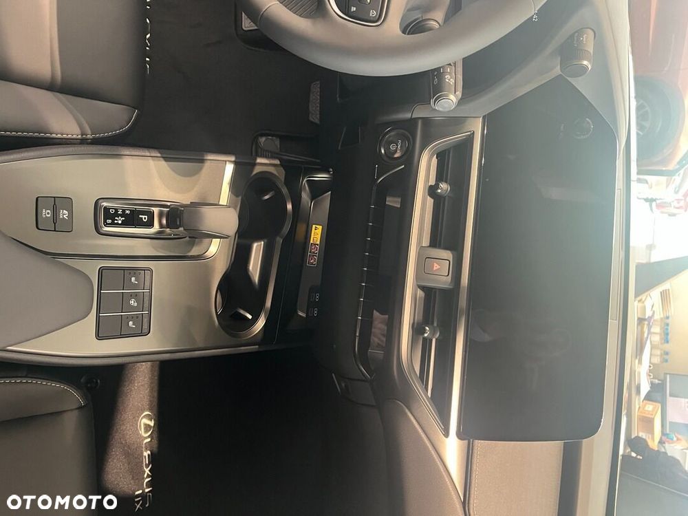 Lexus UX - 10