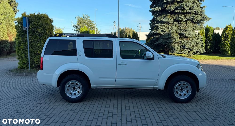 Nissan Pathfinder 2.5 D SE - 3