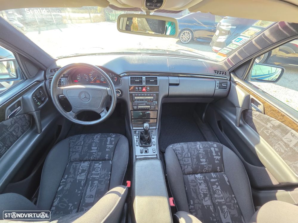 Mercedes-Benz E 250 TD Classic - 23