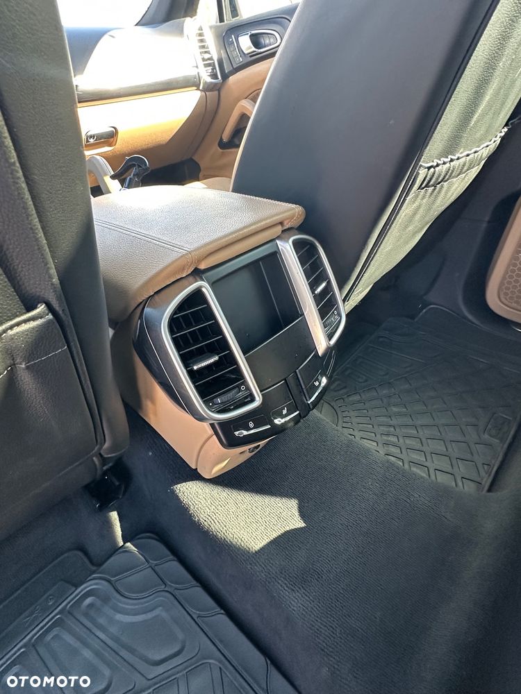 Porsche Cayenne Platinum Edition - 16