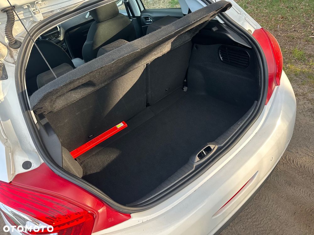 Peugeot 208 - 23