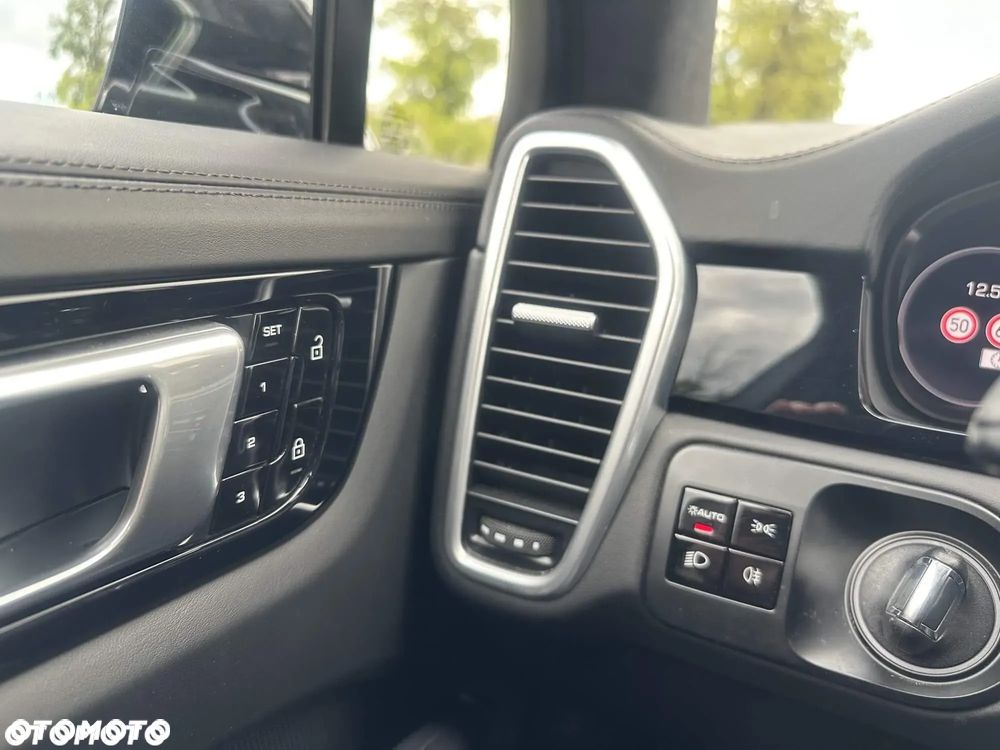 Porsche Cayenne Standard - 32