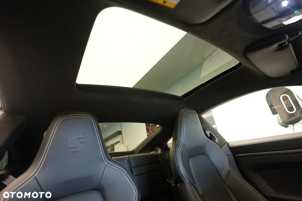 Porsche 911 Carrera 4 GTS - 30