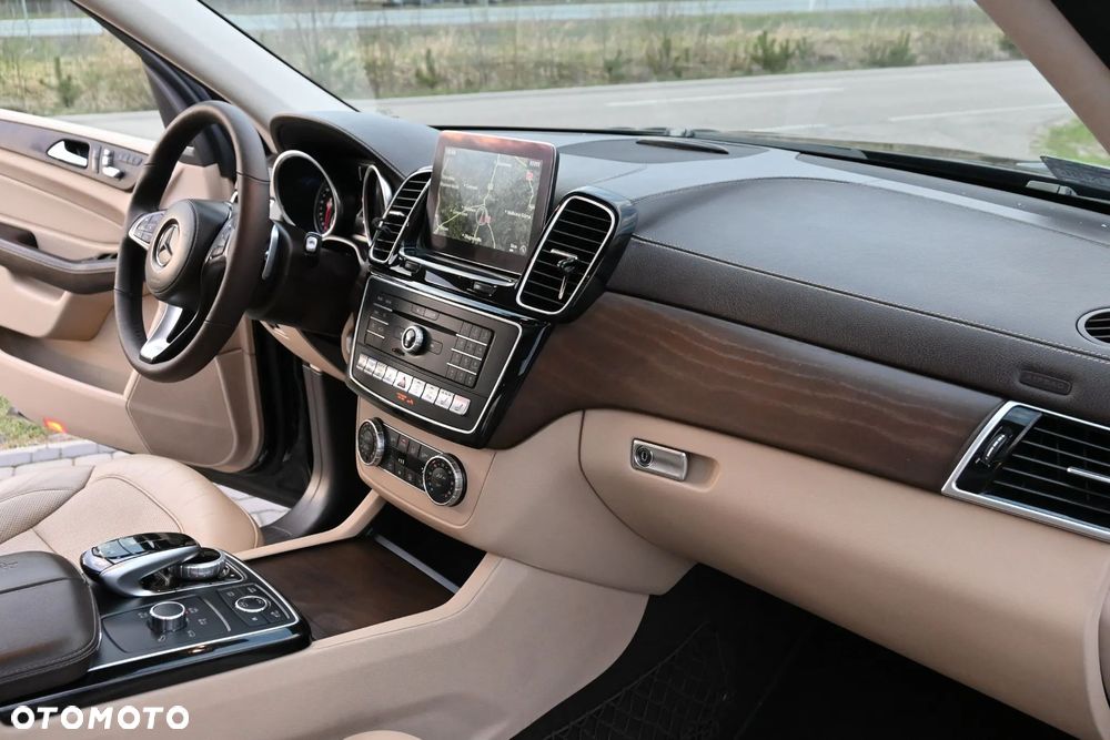 Mercedes-Benz GLS - 32