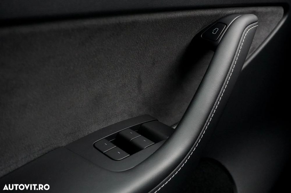 Tesla Model Y AWD Long Range - 18