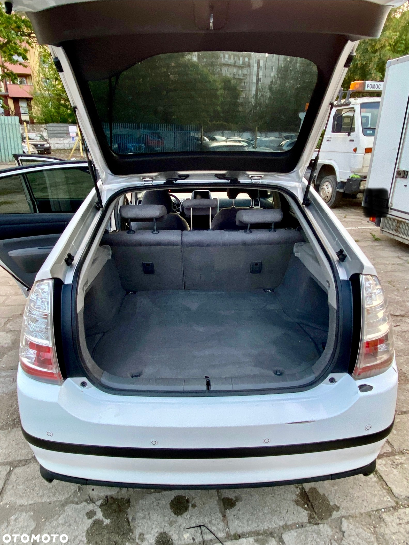 Toyota Prius (Hybrid) Executive - 13