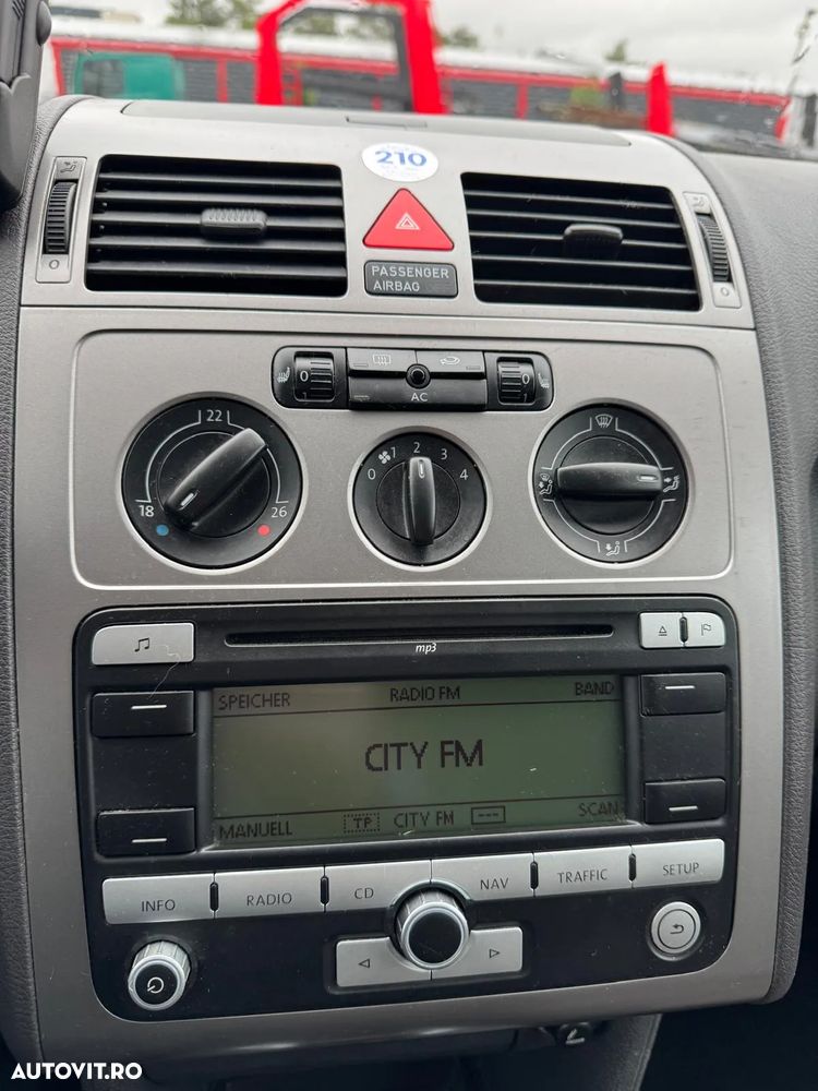 Volkswagen Touran 2.0 TDI DPF DSG Cross - 3