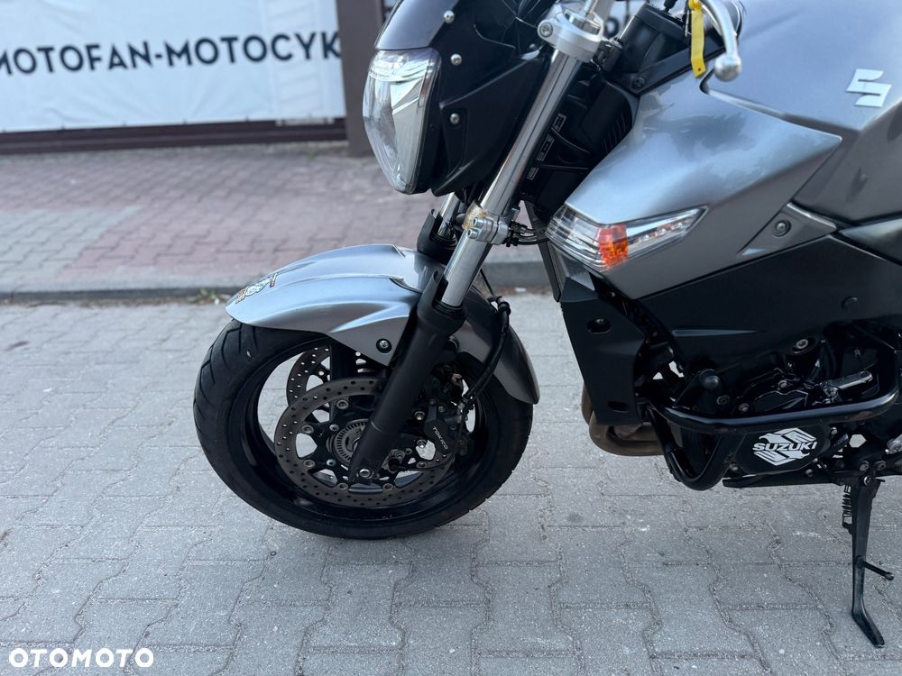 Suzuki GSR - 19