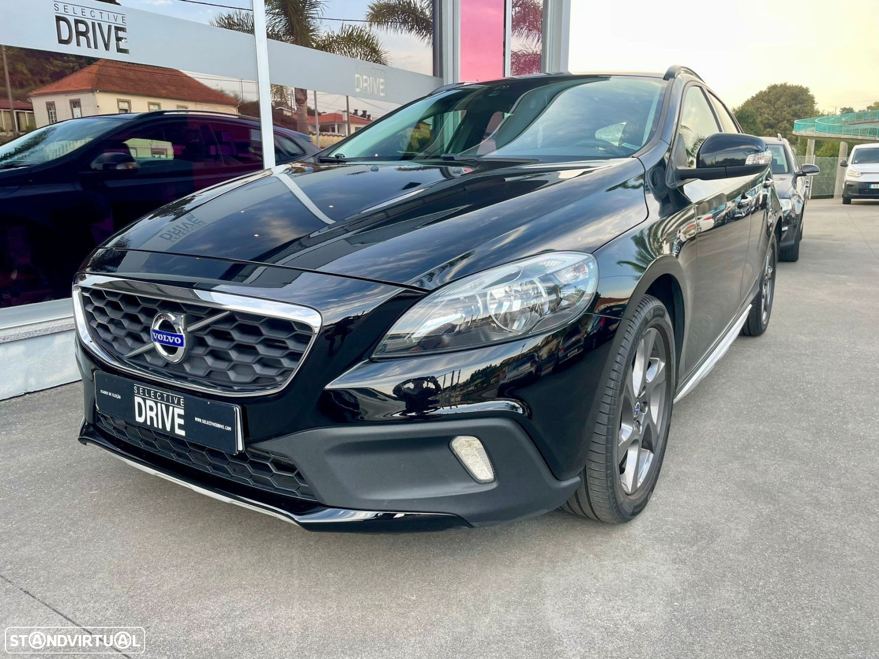 Volvo V40 Cross Country 2.0 D2 Momentum - 1