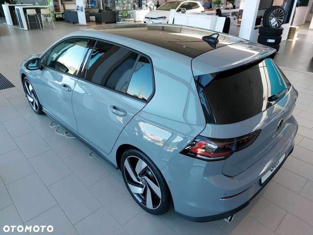 Volkswagen Golf - 8