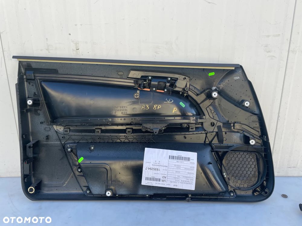 Boczek drzwi prawy przód Audi A3 8P 3D - 8