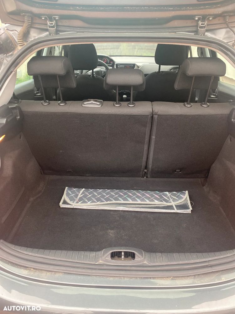 Peugeot 208 - 8