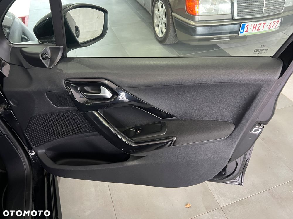 Peugeot 208 - 30