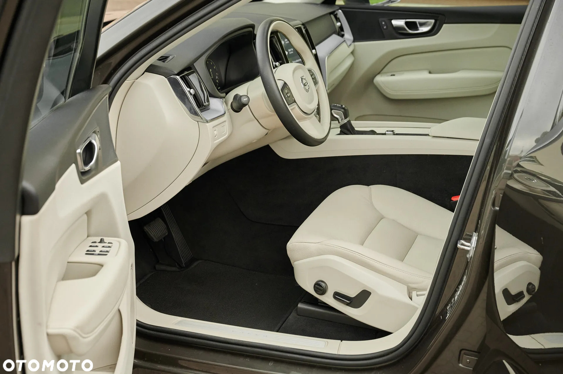 Volvo XC 60 T4 Momentum Pro - 27