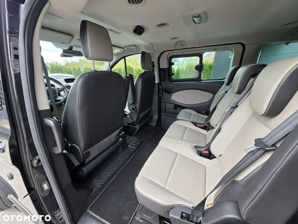 Ford Tourneo Custom - 25