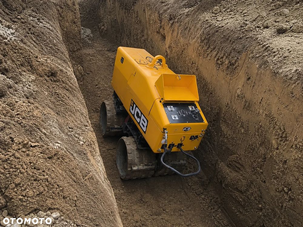JCB VM1500 Walec Okołkowany 1600kg. Walec do wykopów, terenu oraz bystrych podjazdów! Maszyna jak Nowa. 441 mtg. 2015 rok. Walec przywieziony z Norwegii. Silnik Kubota 3 cylindry 28 km. Poteżna moc ubijania na dwa bębny lub każdy z osobna! Komfortowe sterowanie!  Maszyna zadbana jak Nowa z salonu. Odpala na dotyk. Zero luzów i wycieków. Rewelacyjna cena! Nadaje się do kruszyw ziemi oraz błota i bystrych podjazdów. O wiele lepsze rozwiązanie niż zagęszczarka 500kg. - 13