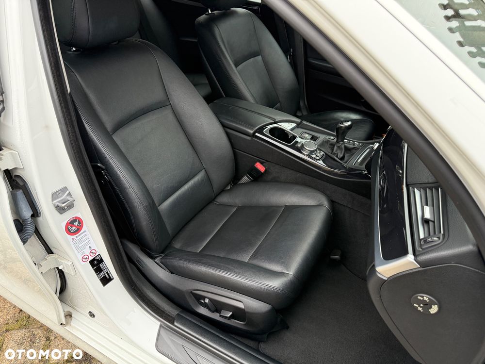 BMW Seria 5 525d - 32