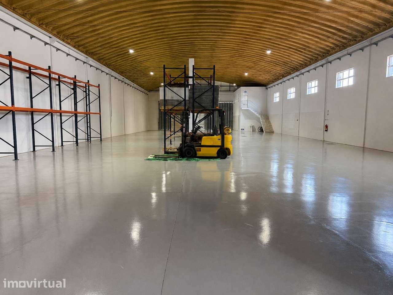 Armazém para venda | 900 m² Cobertos + 1.600 m² de Área Exterior - Grande imagem: 2/2