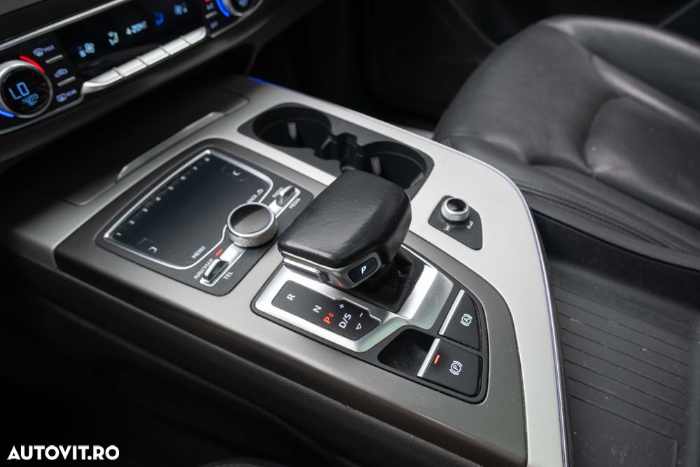 Audi Q7 ver-25t-awd-chequered-flag - 20