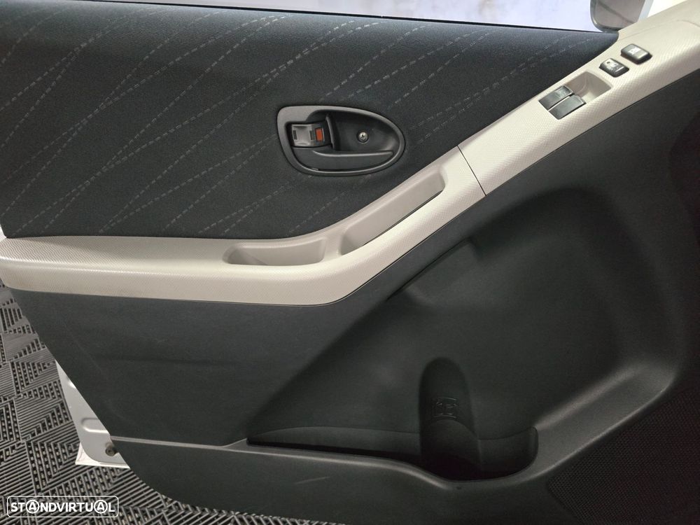 Toyota Yaris 1.0 VVT-i AC - 11