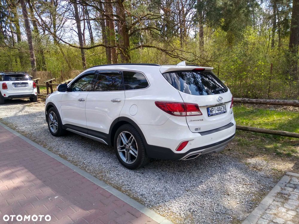 Hyundai Grand Santa Fe - 2