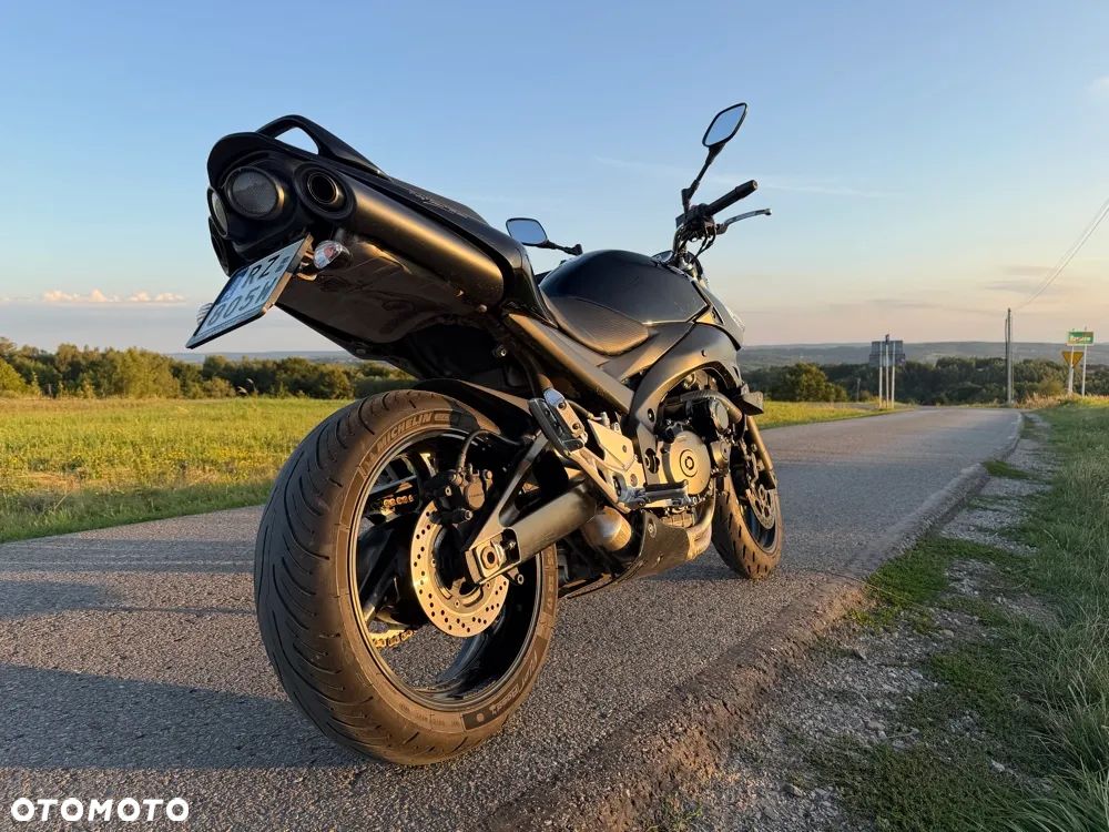 Suzuki GSR - 4