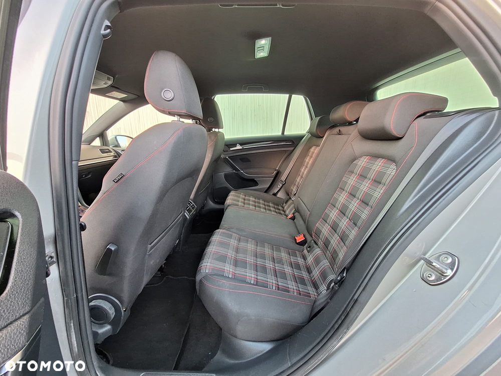 Volkswagen Golf - 12