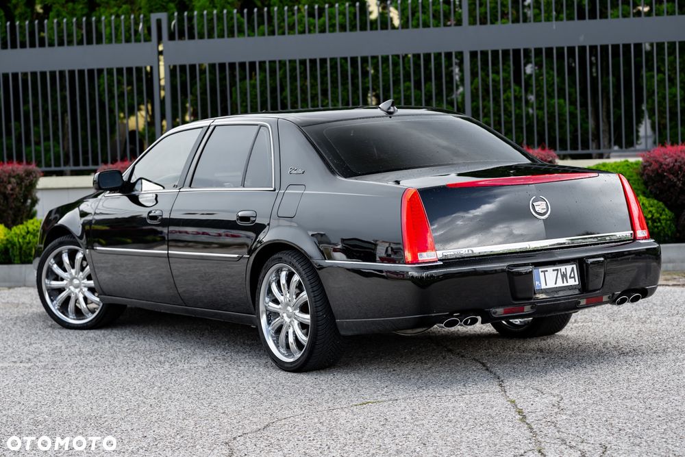 Cadillac DTS - 10
