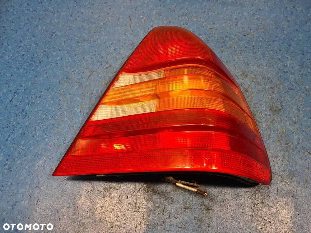 MERCEDES W 202 SEDAN LAMPA TYŁ PRAWA ZEWNĘTRZNA - 1