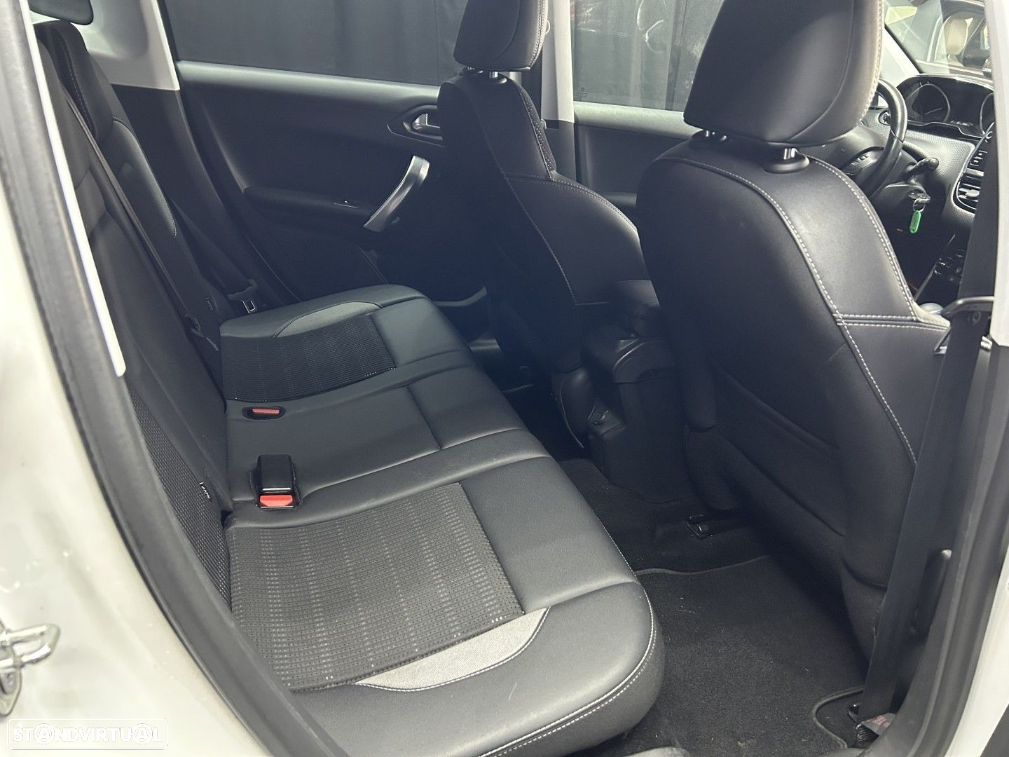 Peugeot 2008 1.2 PureTech Allure EAT6 - 8