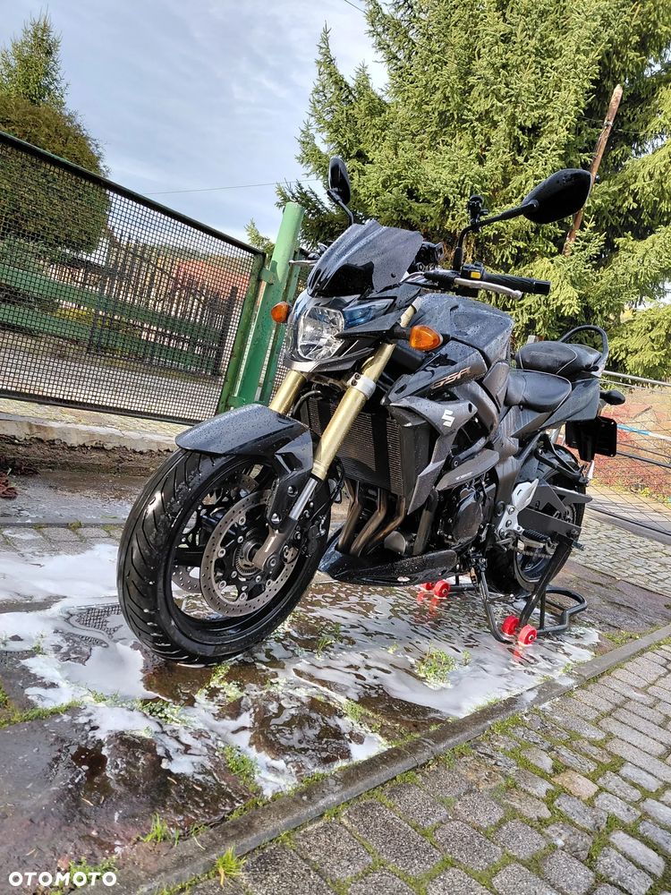 Suzuki GSR - 8