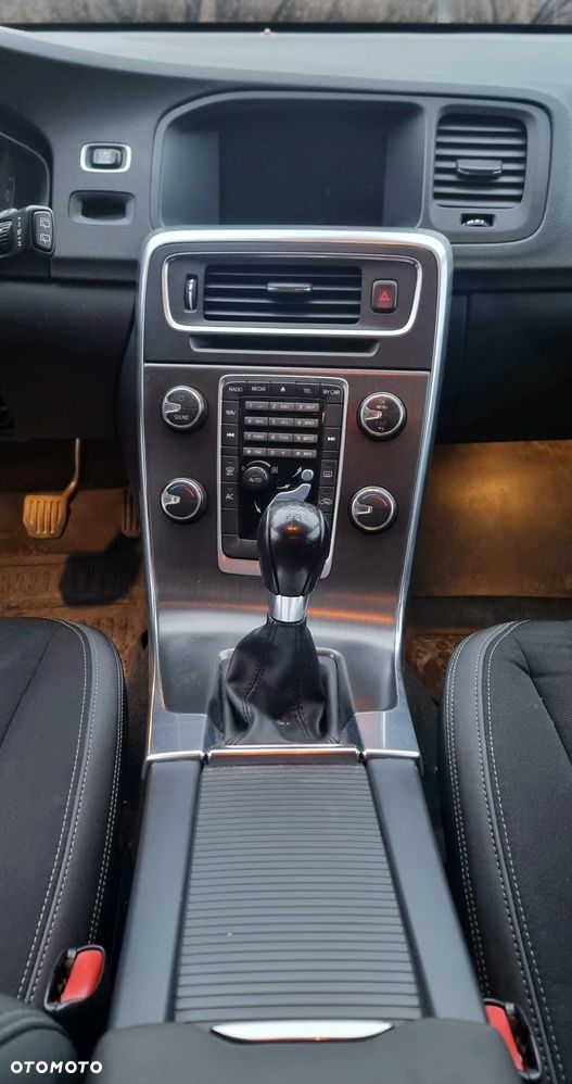 Volvo V60 T3 Momentum - 16