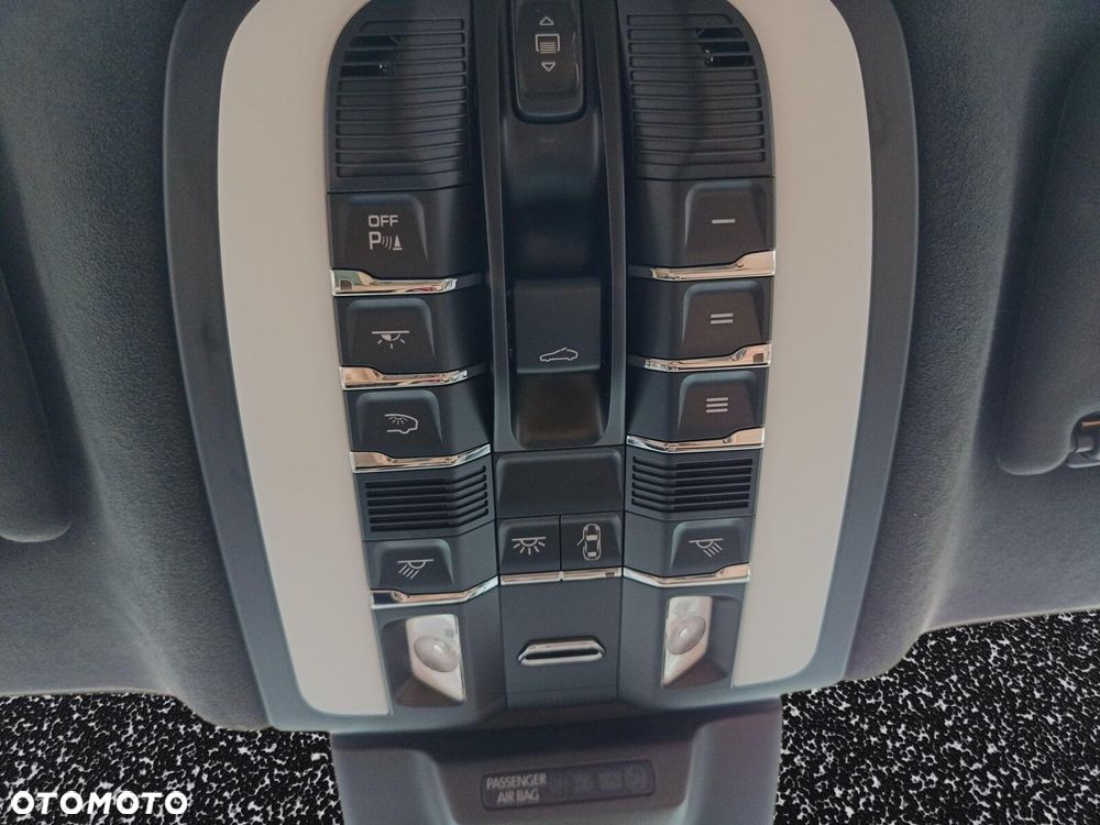 Porsche Macan - 24