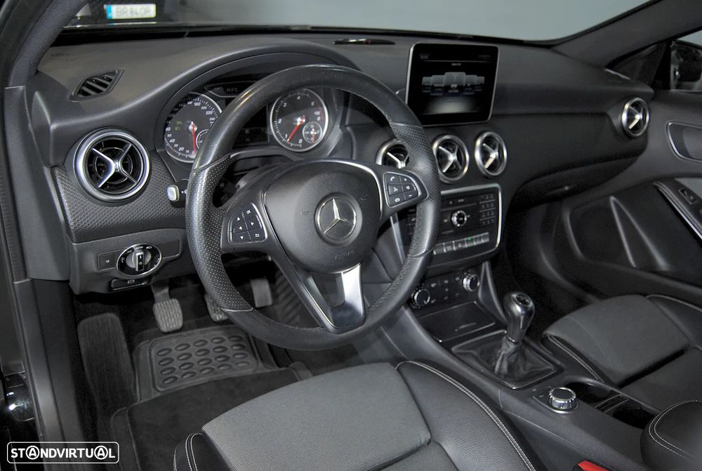 Mercedes-Benz A 180 d AMG Line - 14