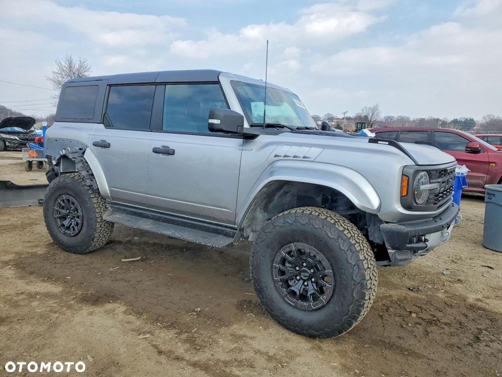 Ford Bronco - 5