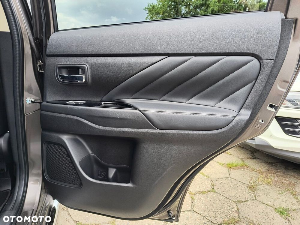 Mitsubishi Outlander - 12