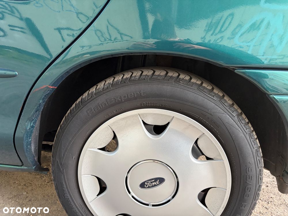Ford Mondeo 1.8 CLX - 17