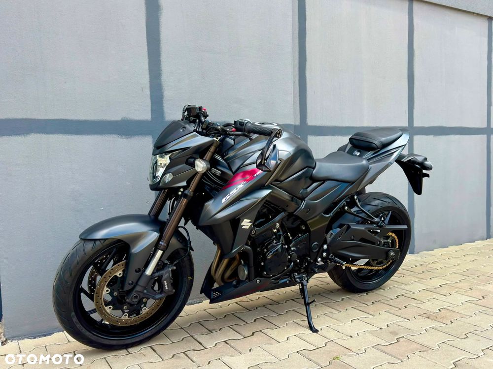 Suzuki GSX - 6