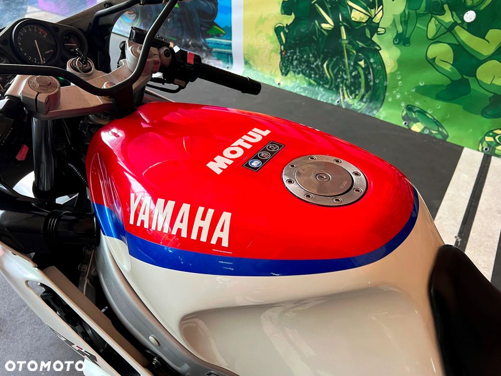 Yamaha FZR - 24