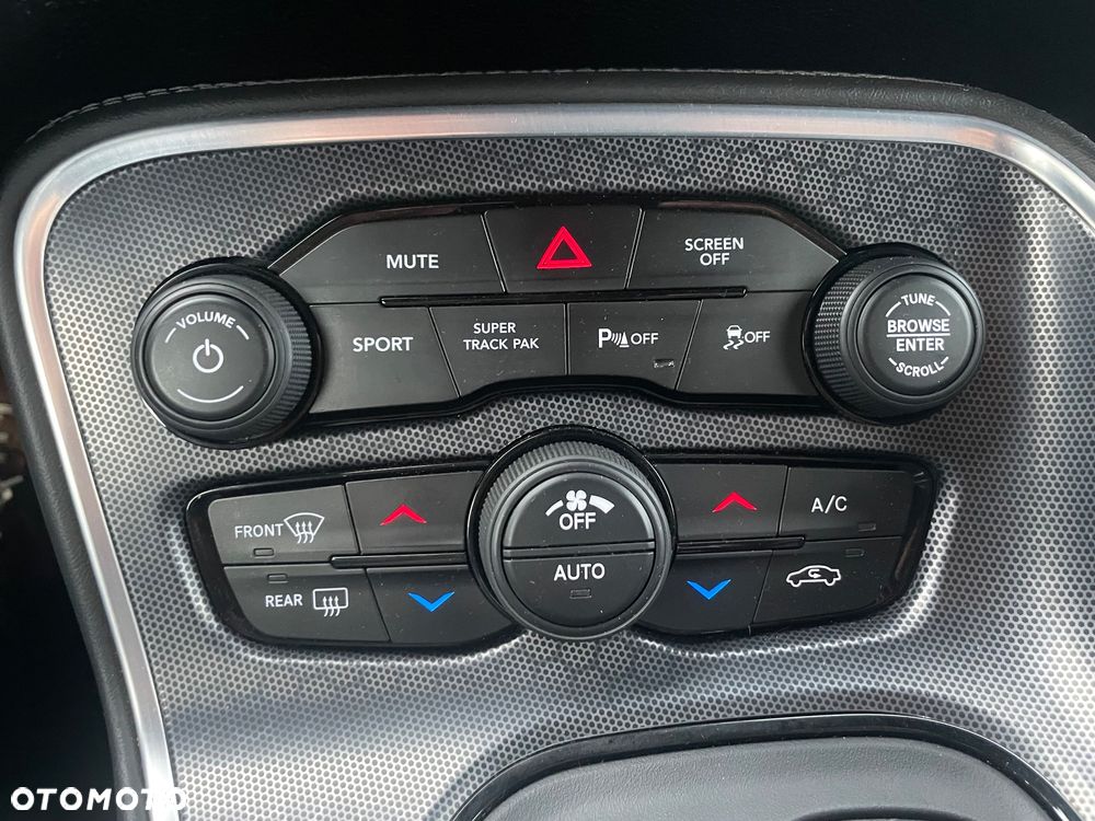 Dodge Challenger - 12