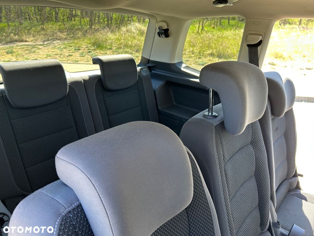 Volkswagen Touran - 12
