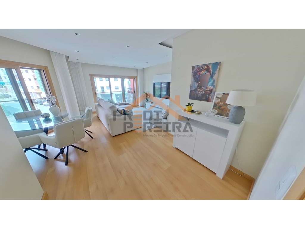 Situado na Urbanização Jardim da Amoreira, T2 com varanda, arrecada... - Grande imagem: 2/26