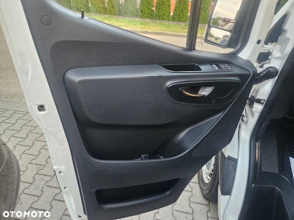 Mercedes-Benz Sprinter - 11
